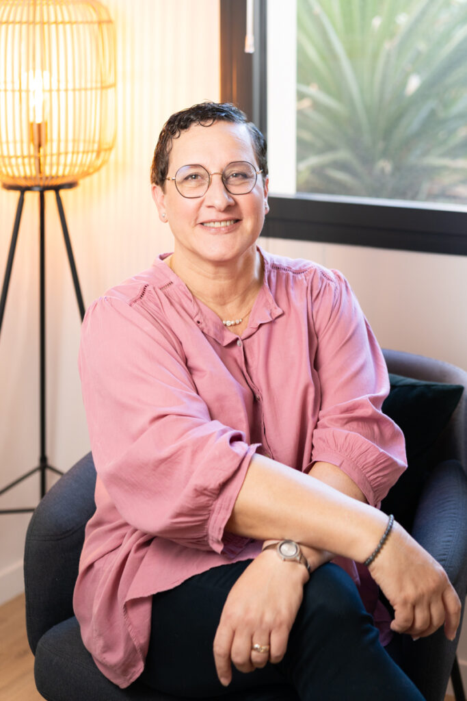 Géraldine Revest, psychopraticienne analytique WEB Therapeutes AlohaJoyPhotographe NB DSC07951 Modifier 683x1024